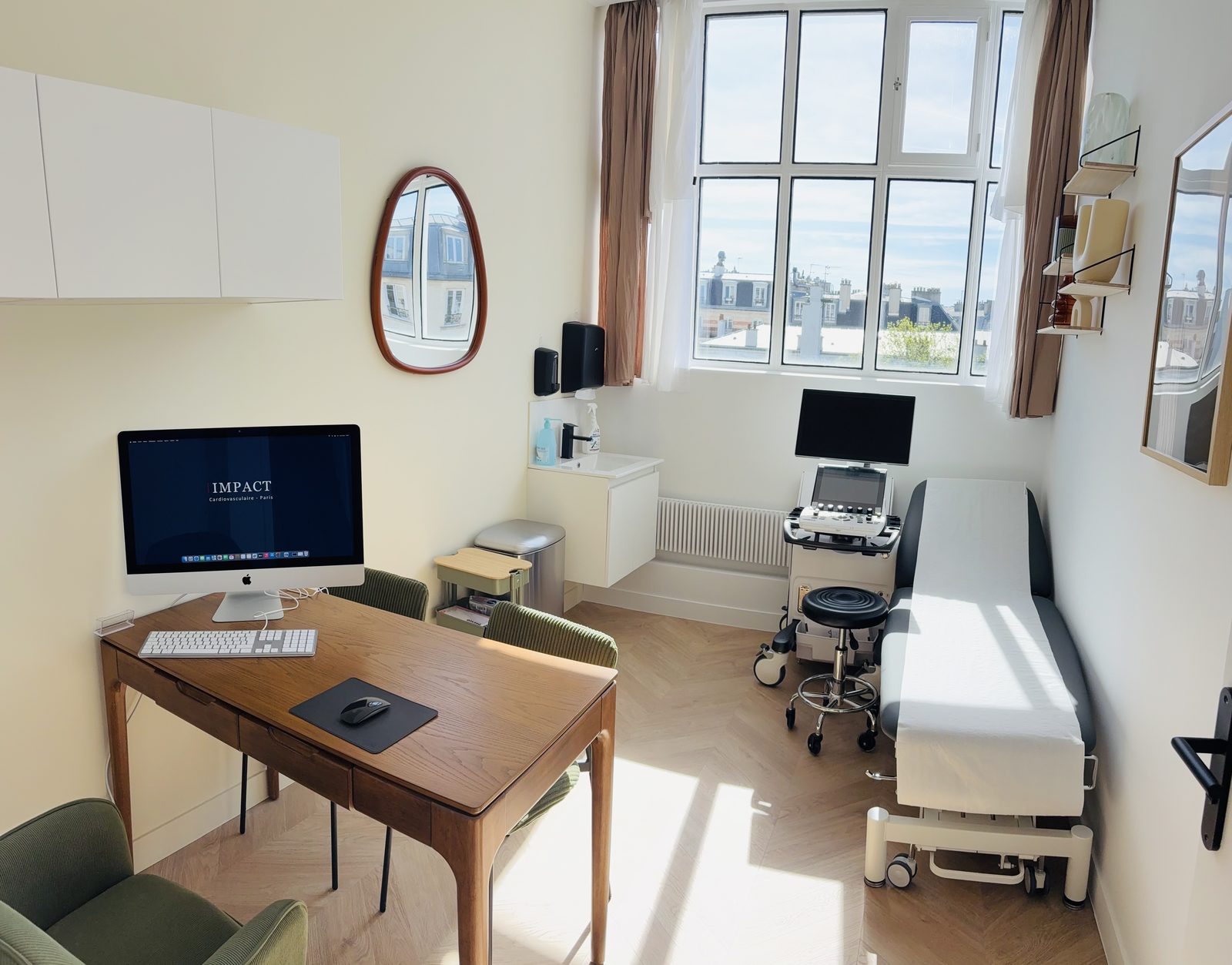Salle de consultation avec équipement d'échographie cardiaque